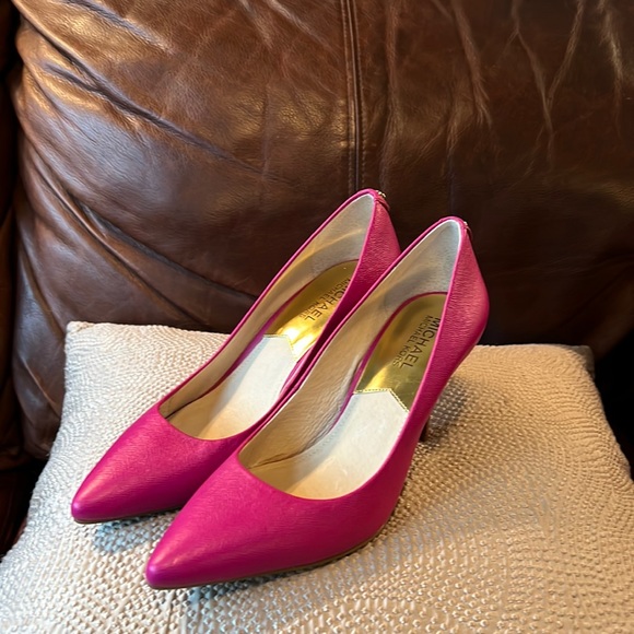 MICHAEL Michael Kors Shoes - NWOT Michael Kors, pink textured, leather pumps with wooden heels